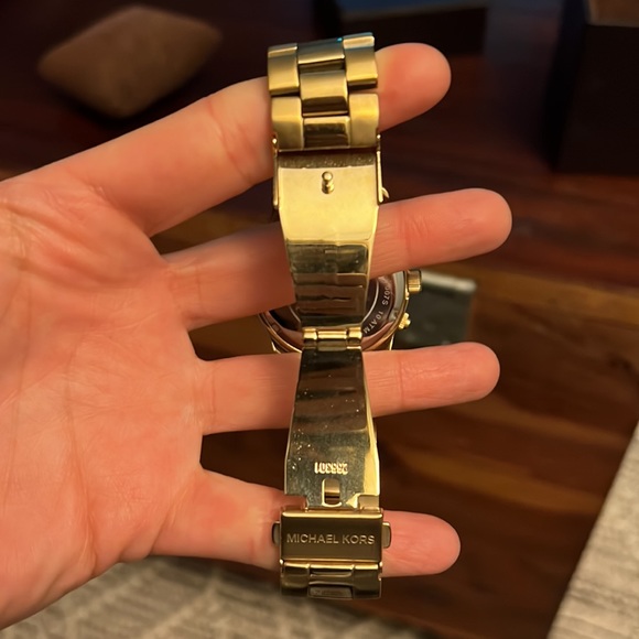 COPY - Michael Kors oversized Gold Watch - Picture 4 of 7